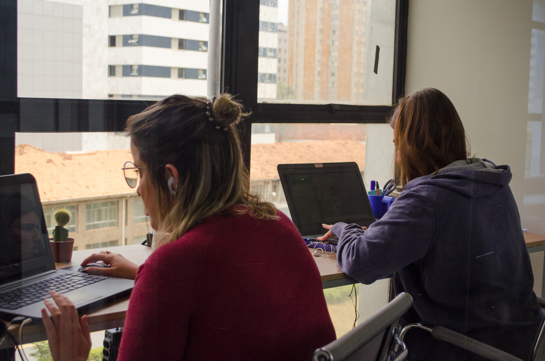 Coworking: Mesas perto da janela, luz natural