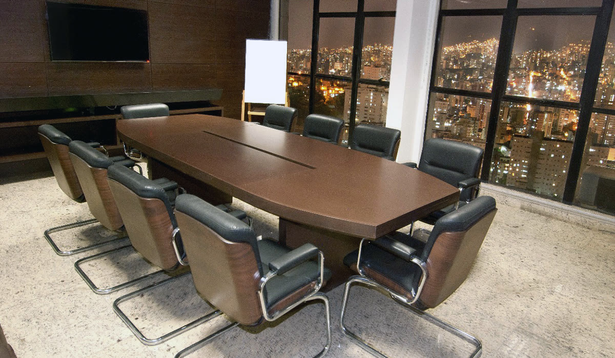 Sala de reunião da Synergyco com vista da cidade à noite